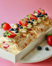 Меренговый рулет с клубникой и голубикой
