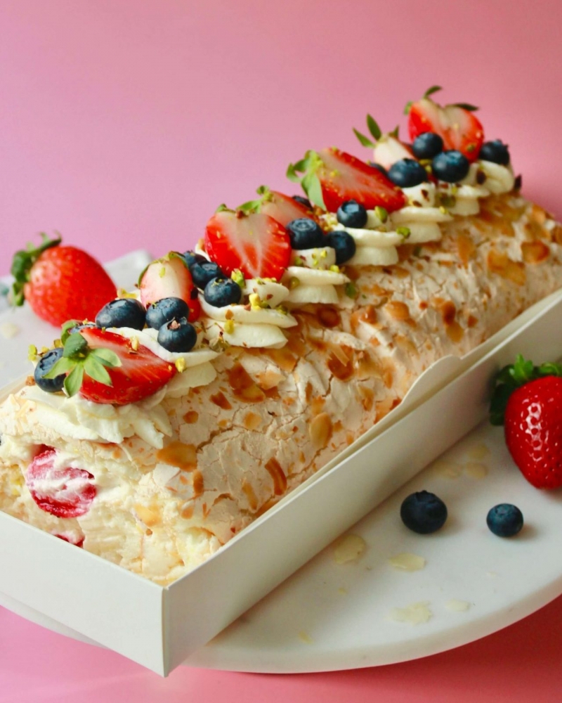 Меренговый рулет с клубникой и голубикой