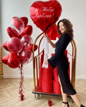 Шары из алых сердец с надписью Я люблю тебя
