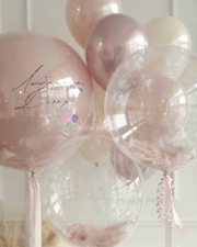 Фонтан из воздушных шаров с надписью на Выписку девочке