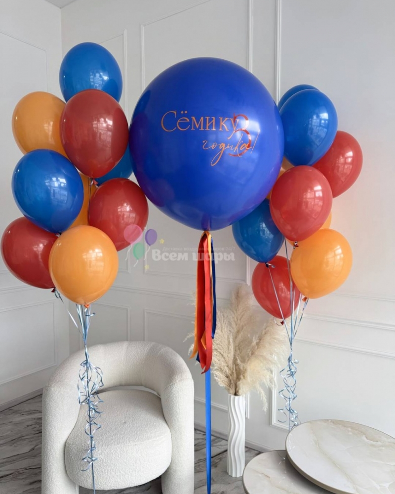 Фонтан из воздушных шаров с надписью на Выписку девочке