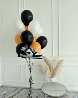 Фонтан из шаров мальчику на день рождения с кедом
