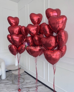 Шары для девушки в виде красных сердец