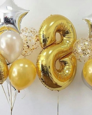 Фонтаны шаров с цифрой 8 и звездами