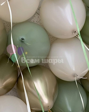 Шары в потолок в зеленых и золотых тонах